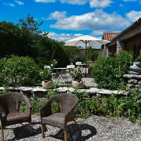 Le Barry Du Grand Chemin Bed and Breakfast